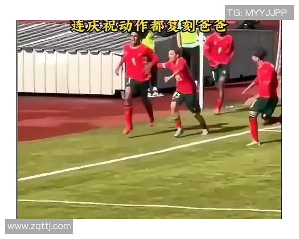 模仿足球球星跪滑庆祝动作的球员是谁引发网友热议背后的故事