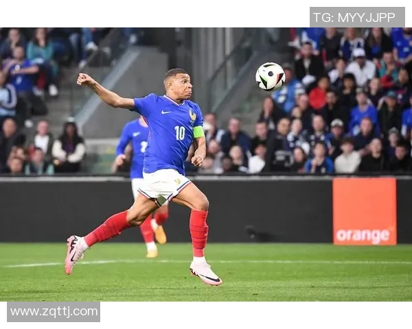 13号球服背后的传奇足球球星解析及其辉煌生涯回顾